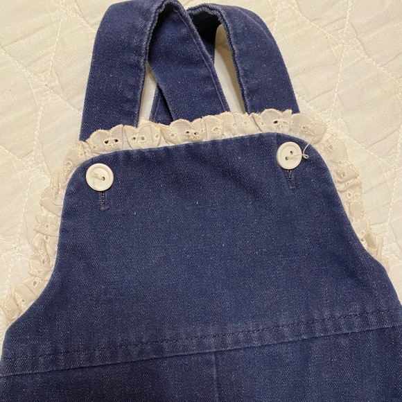 Vintage Girls 12 Month Dark Denim Eyelet Overall Shorts Romper Pocket Ruffle 80s - Picture 6 of 11